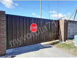 Откатные ворота с зашивкой штакетником в шахматном порядке