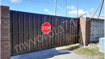 Откатные ворота с зашивкой штакетником в шахматном порядке