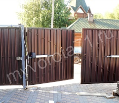 Распашные ворота и калитка с зашивкой штакетником в шахматном порядке с автоматикой Alutech