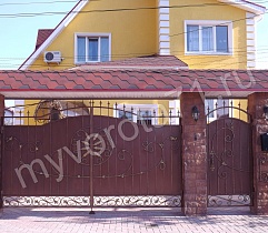 Распашные ворота с зашивкой металлическим листом и элементами ковки