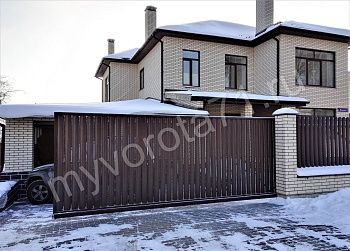 Откатные ворота с зашивкой штакетником в шахматном порядке. Вид с улицы.