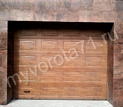 Секционные ворота с покрытием «филёнка» в цвете «золотой дуб»