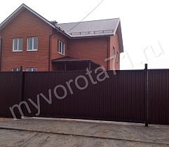 Откатные ворота и калитка с заполнением профильным листо