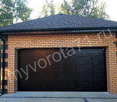 Секционные ворота с покрытием "S-гофр", цвет RAL 8017, встроенная калитка