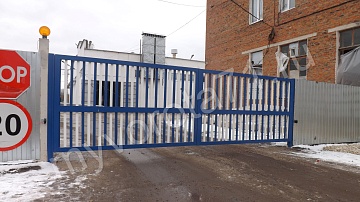 Распашные ворота серии ADS 400, заполнение "алюминий", цвет RAL9016/5010,  Вид с улицы.