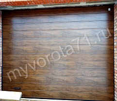 Секционные ворота с покрытием «М-гофр» в цвете «золотой дуб»