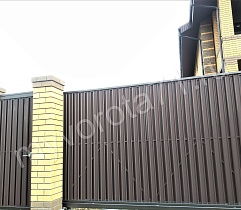 Откатные ворота и калитка с зашивкой штакетником в шахматном порядке