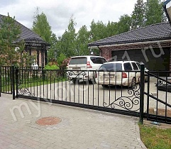 Откатные ворота с элементами ковки