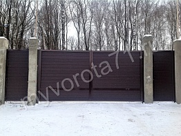 Распашные ворота, калитка, заборная секция серии ADS 400, заполнение "сэндвич-панель", покрытие "S-гофр", цвет RAL8017. Вид с улицы.